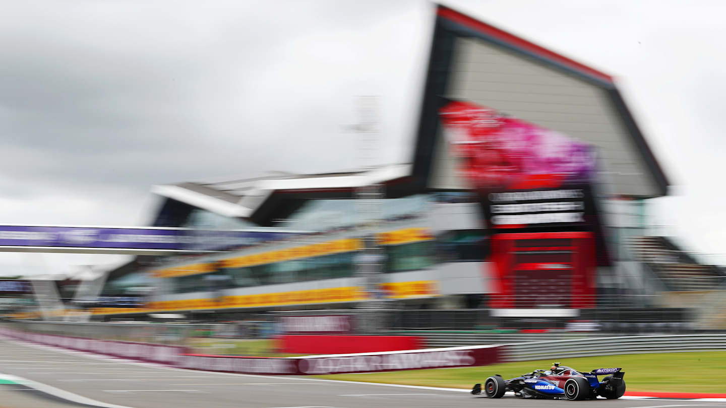 NORTHAMPTON, INGLATERRA - 05 DE JULIO: Franco Colapinto de Argentina al volante del (45) Williams FW45