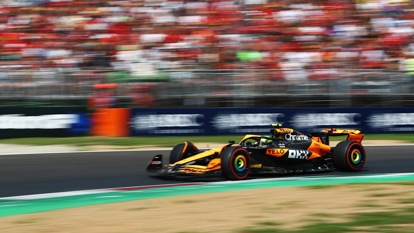 MONZA, ITALIA - 31 DE AGOSTO: Lando Norris de Gran Bretaña conduciendo el (4) McLaren MCL38 Mercedes en