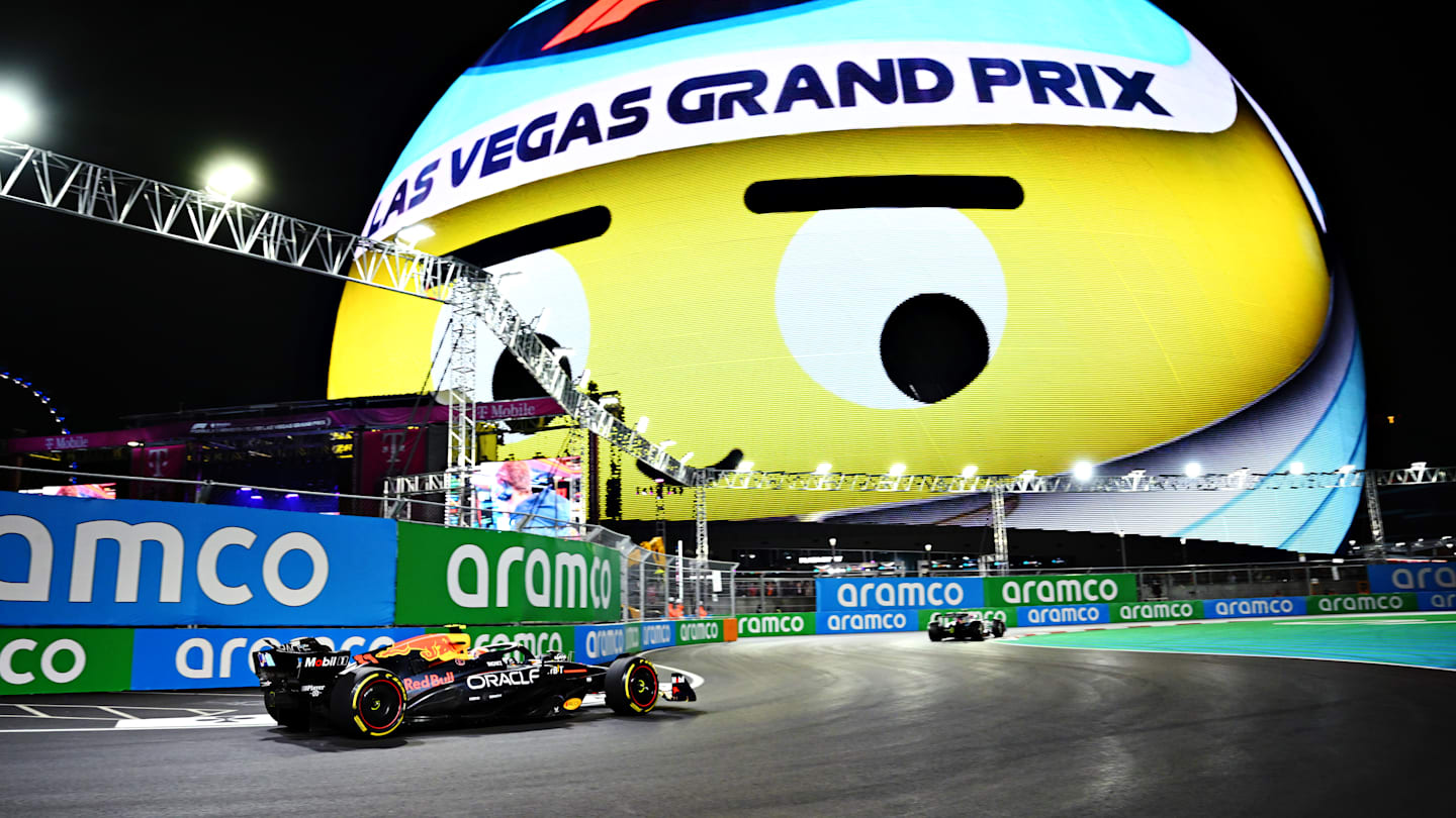 LAS VEGAS, NEVADA - NOVEMBER 21: George Russell of Great Britain driving the (63) Mercedes AMG