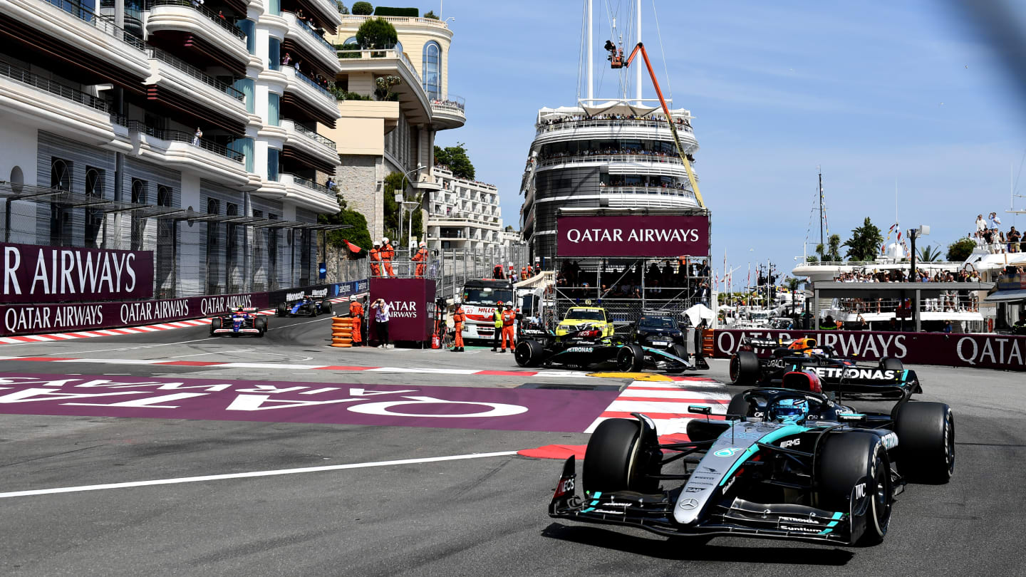 MONTE-CARLO, MÓNACO - 26 DE MAYO: George Russell de Gran Bretaña conduciendo el (63) Mercedes AMG