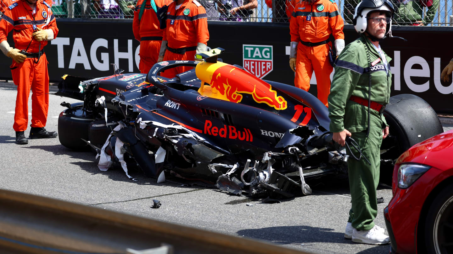 MONTE-CARLO, MÓNACO - 26 DE MAYO: El coche destruido de Sergio Pérez de México y Oracle Red Bull