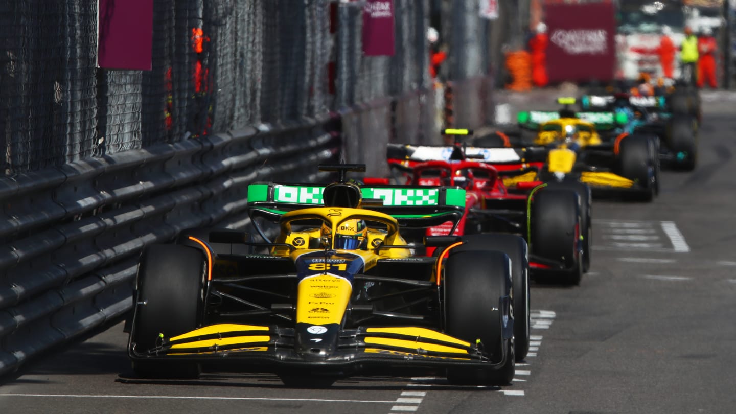 MONTE-CARLO, MÓNACO - 26 DE MAYO: Oscar Piastri de Australia conduciendo el (81) McLaren MCL38 Mercedes en