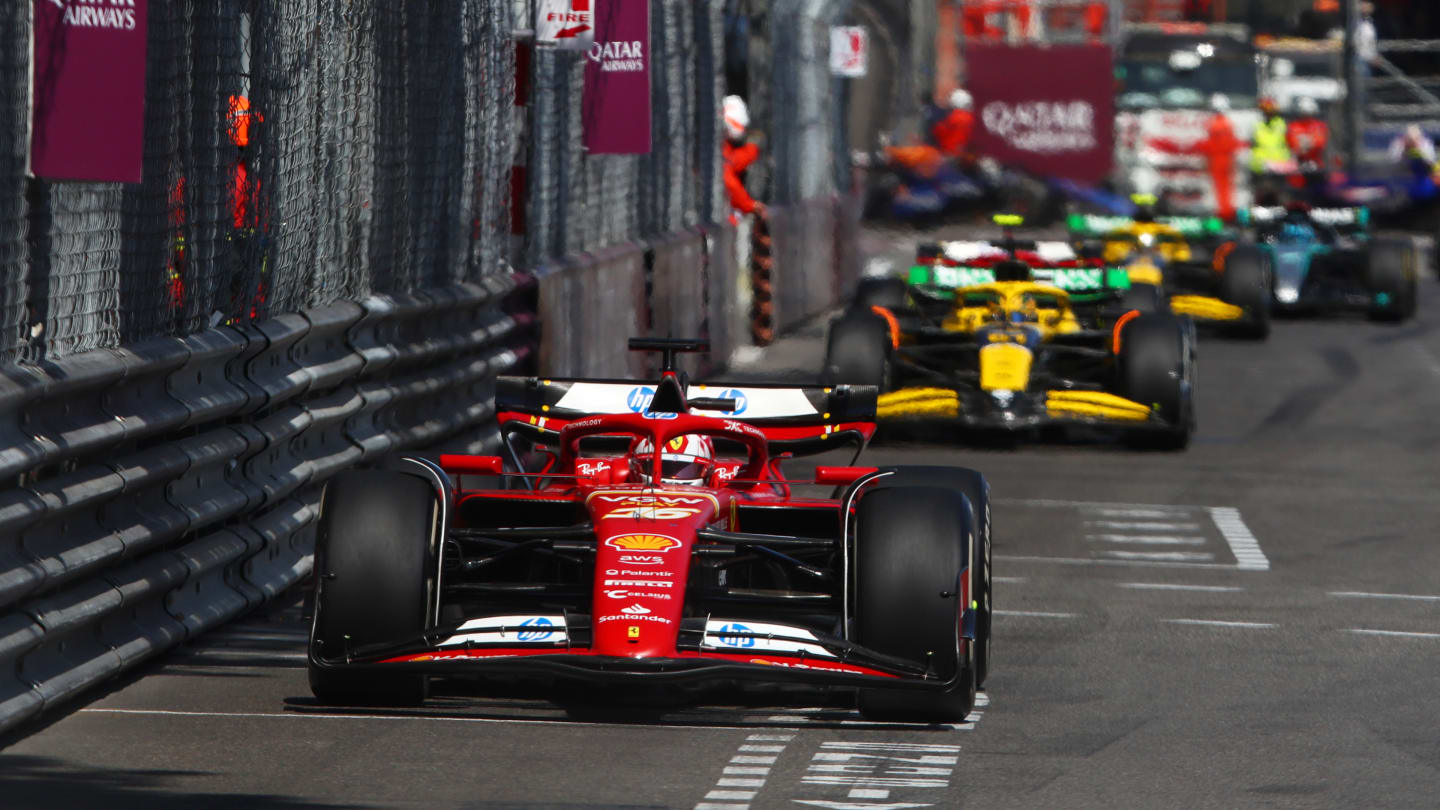 MONTE-CARLO, MÓNACO - 26 DE MAYO: Charles Leclerc de Mónaco conduciendo el (16) Ferrari SF-24 en la pista