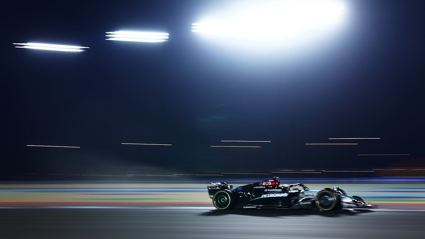 LUSAIL CITY, QATAR - 29 DE NOVIEMBRE: George Russell de Gran Bretaña conduciendo el Mercedes AMG (63)