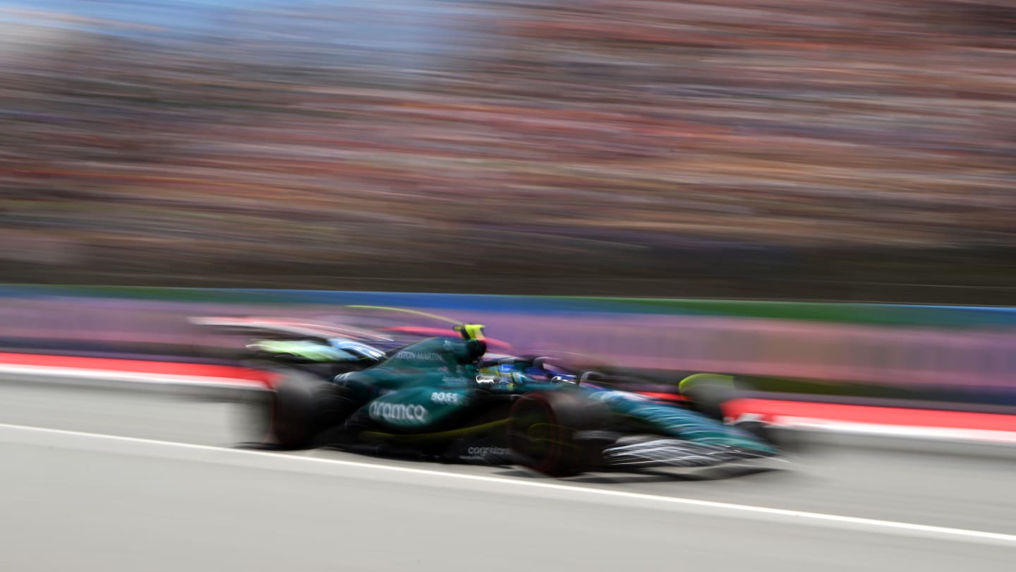 BARCELONA, ESPAÑA - 22 DE JUNIO: Fernando Alonso de España conduciendo el (14) Aston Martin AMR24 Mercedes