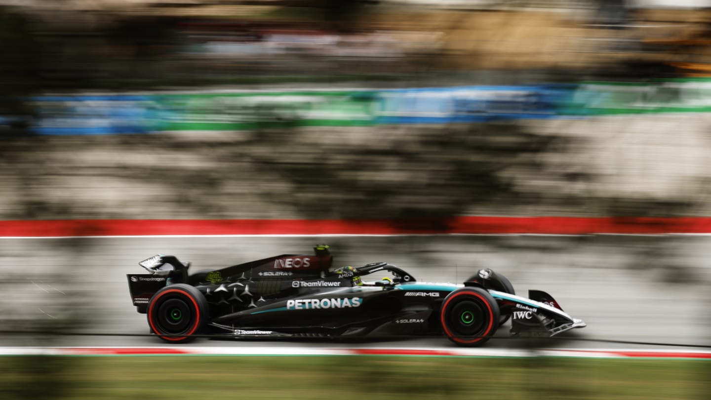 BARCELONA, ESPAÑA - 22 DE JUNIO: Lewis Hamilton de Gran Bretaña conduciendo el Mercedes AMG Petronas (44)
