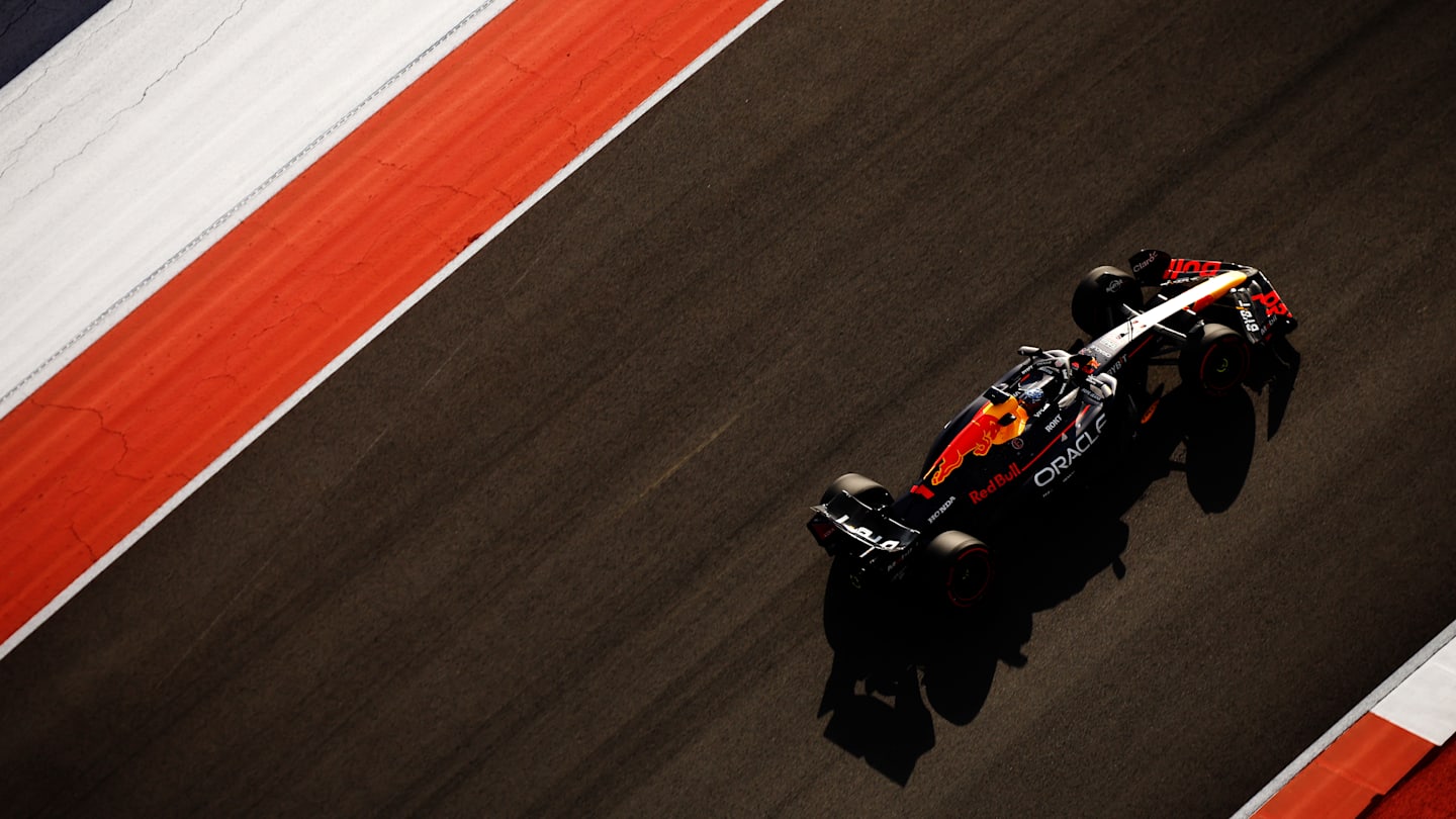 AUSTIN, TEXAS - 19 DE OCTUBRE: Max Verstappen de los Países Bajos conduciendo el (1) Oracle Red Bull