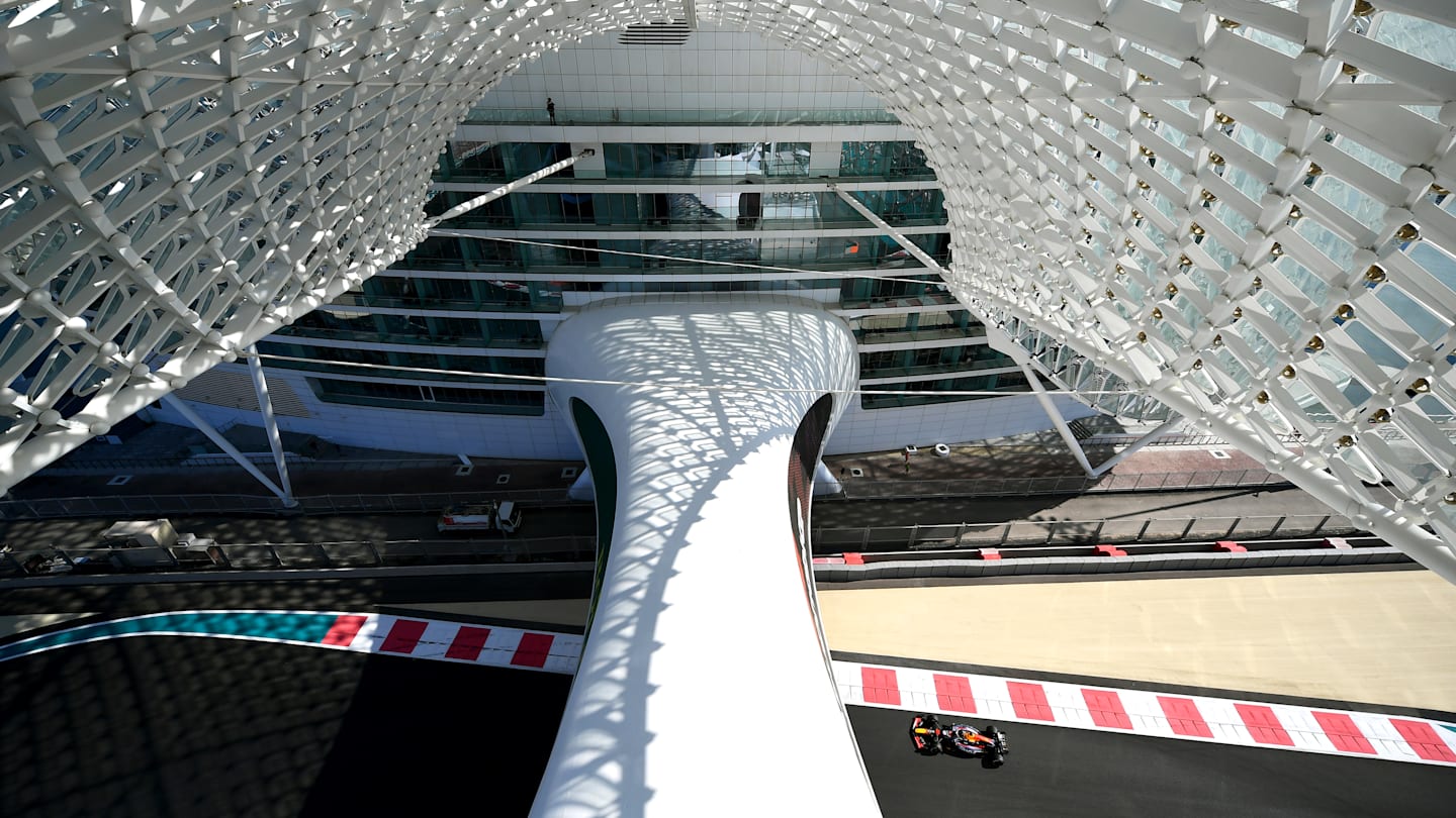 ABU DHABI, EMIRATOS ÁRABES UNIDOS - 10 DE DICIEMBRE: Yuki Tsunoda de Japón conduciendo el (22) Oracle Red