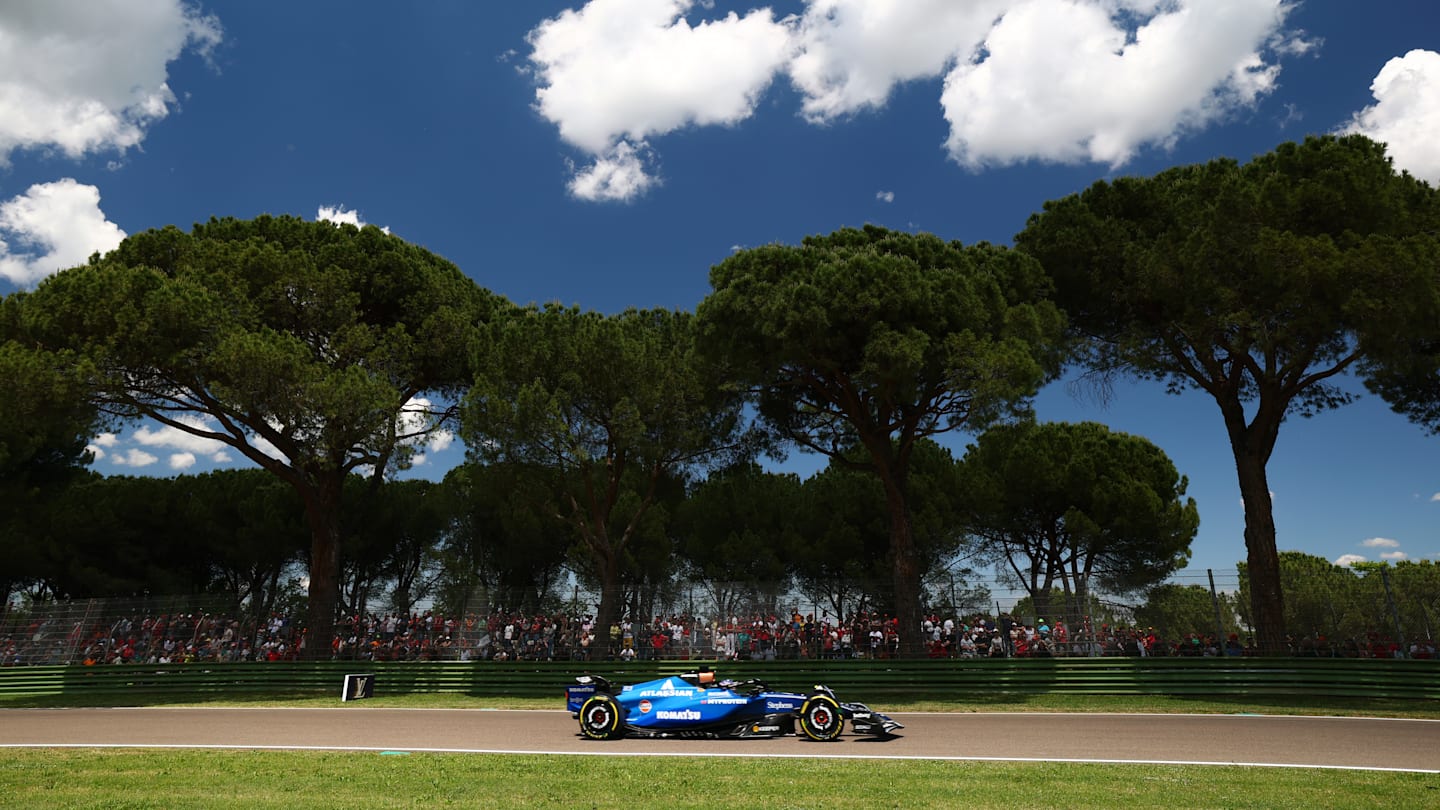 IMOLA, ITALY - MAY 16: Oliver Bearman of Great Britain driving the (87) Haas F1 VF-25 Ferrari leads