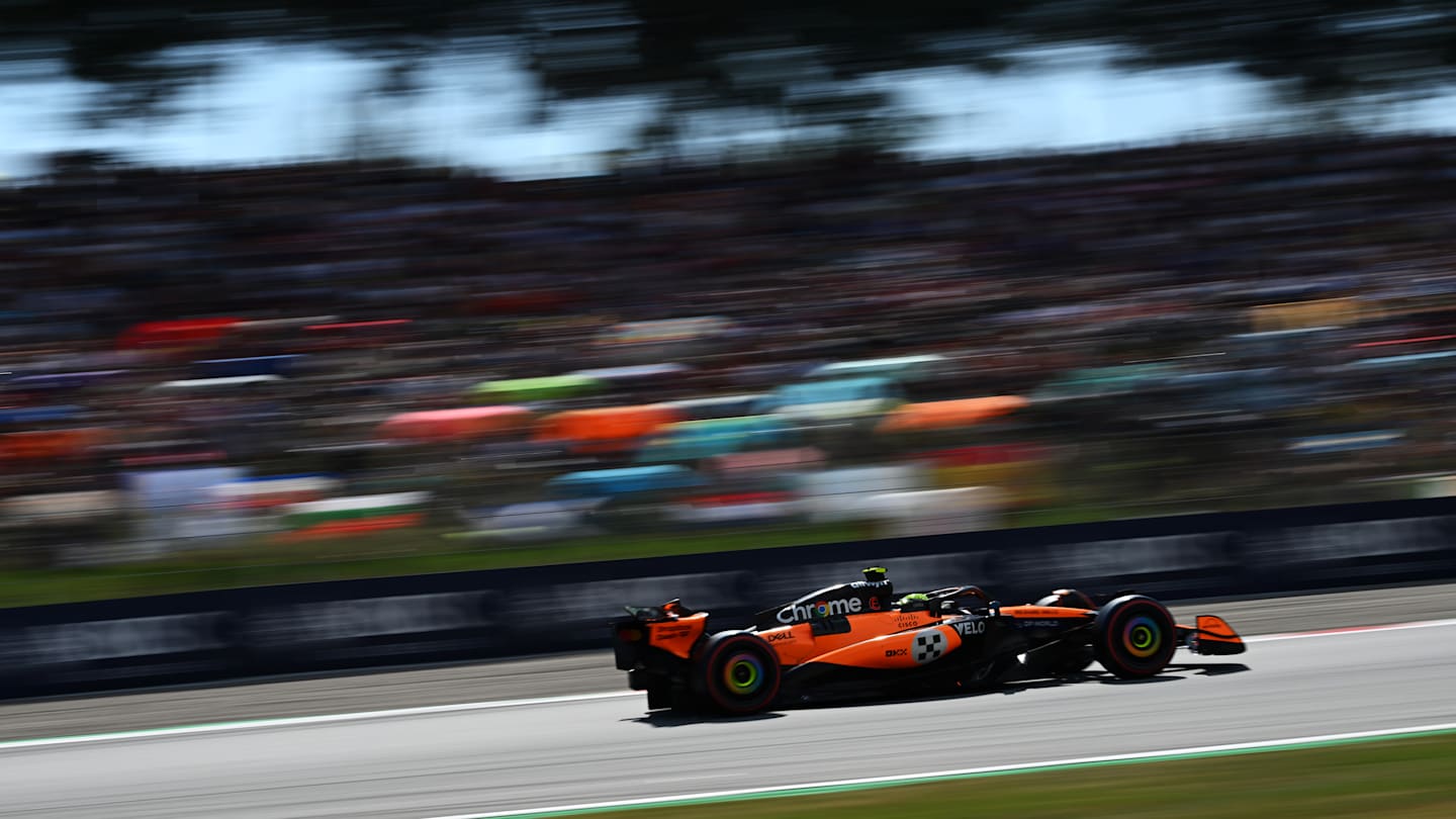 BARCELONA, ESPAÑA - 31 DE MAYO: Lando Norris de Gran Bretaña conduciendo el (4) McLaren MCL39 Mercedes en