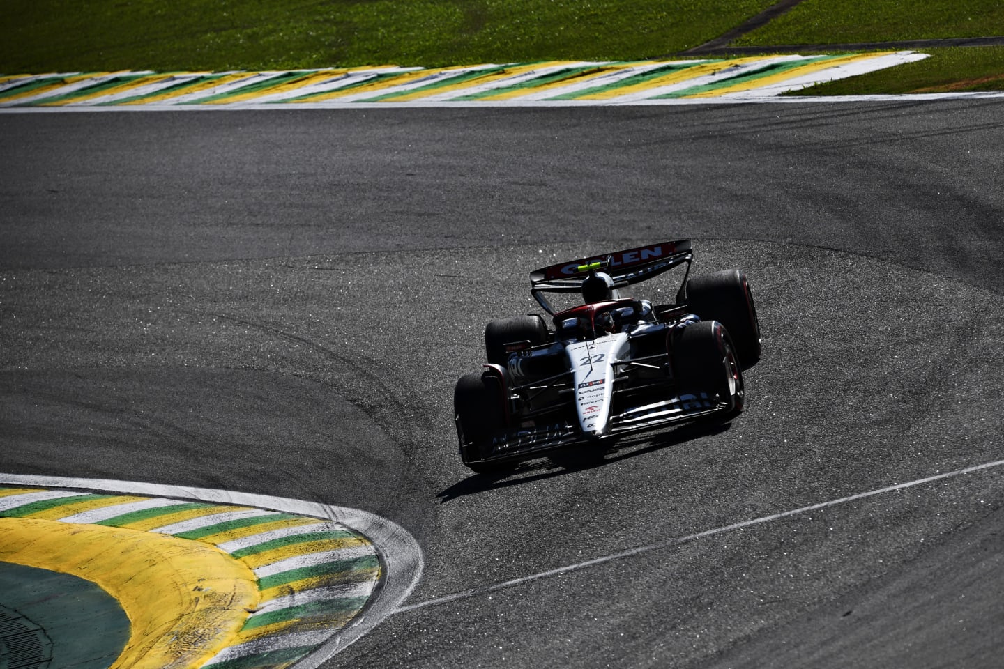 SAO PAULO, BRAZIL - NOVEMBER 05: Yuki Tsunoda of Japan driving the (22) Scuderia AlphaTauri AT04 on