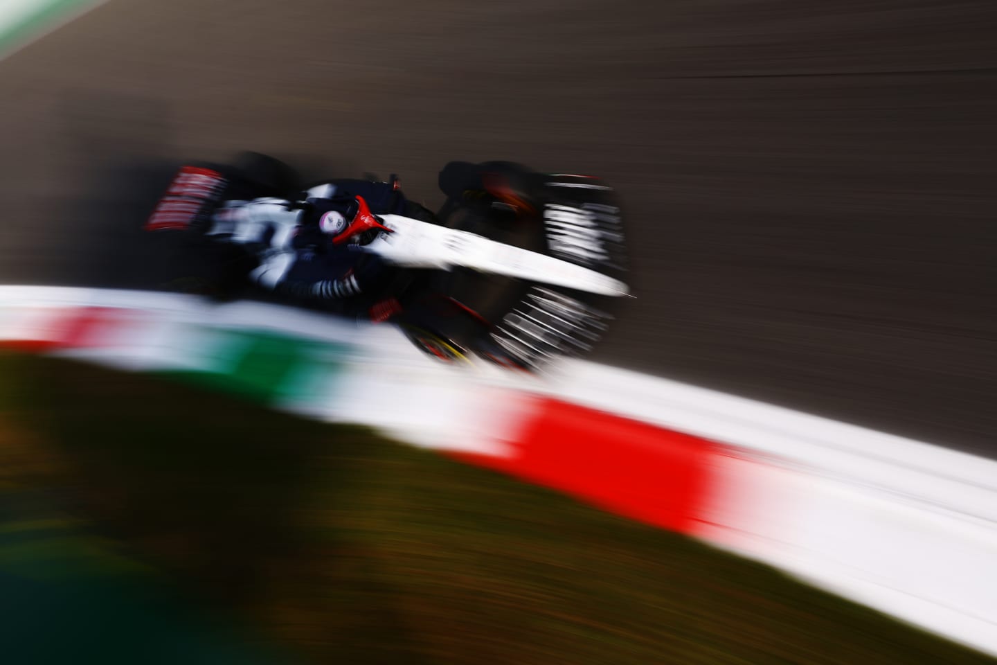 MONZA, ITALY - SEPTEMBER 01: Liam Lawson of New Zealand driving the (40) Scuderia AlphaTauri AT04 on track during practice ahead of the F1 Grand Prix of Italy at Autodromo Nazionale Monza on September 01, 2023 in Monza, Italy. (Photo by Mark Thompson/Getty Images)