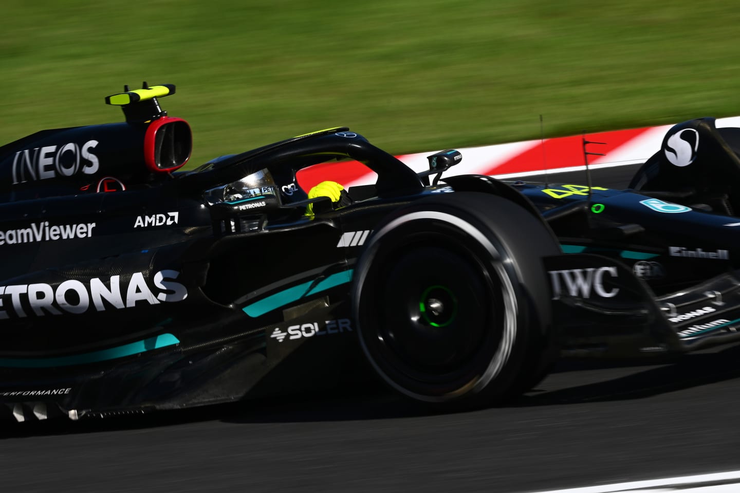 SUZUKA, JAPAN - SEPTEMBER 24: Lewis Hamilton of Great Britain driving the (44) Mercedes AMG Petronas F1 Team W14 on track during the F1 Grand Prix of Japan at Suzuka International Racing Course on September 24, 2023 in Suzuka, Japan. (Photo by Clive Mason/Getty Images)