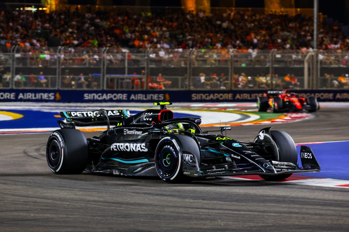SINGAPORE, SINGAPORE - SEPTEMBER 17: Lewis Hamilton of Great Britain driving the (44) Mercedes AMG Petronas F1 Team W14 on track during the F1 Grand Prix of Singapore at Marina Bay Street Circuit on September 17, 2023 in Singapore, Singapore. (Photo by Mark Thompson/Getty Images)