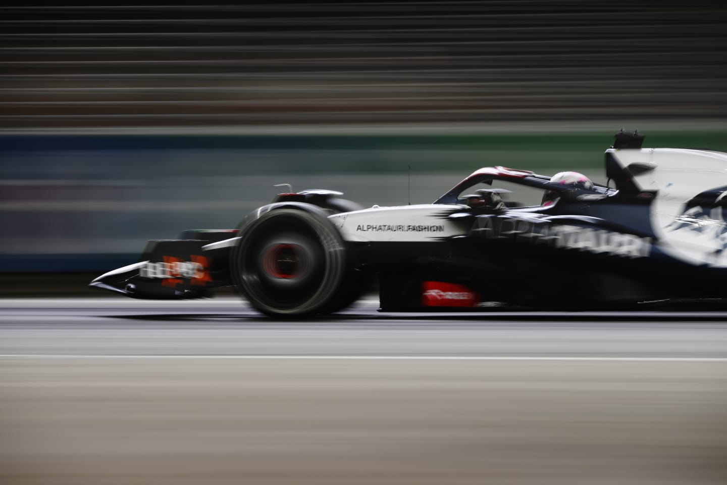 SINGAPORE, SINGAPORE - SEPTEMBER 17: Liam Lawson of New Zealand driving the (40) Scuderia