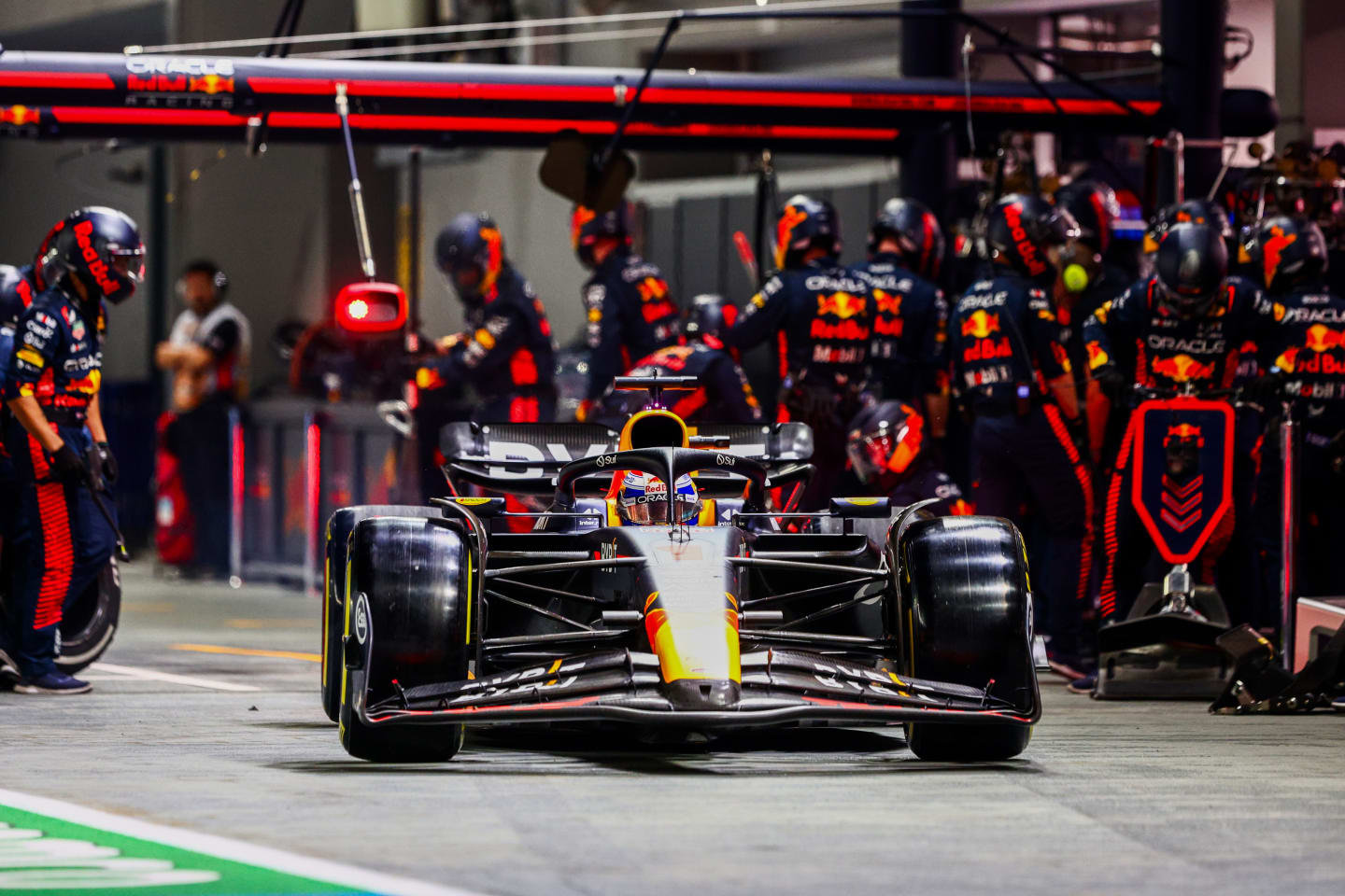 SINGAPORE, SINGAPORE - SEPTEMBER 17: Max Verstappen of the Netherlands driving the (1) Oracle Red Bull Racing RB19 makes a pitstop during the F1 Grand Prix of Singapore at Marina Bay Street Circuit on September 17, 2023 in Singapore, Singapore. (Photo by Clive Rose/Getty Images)