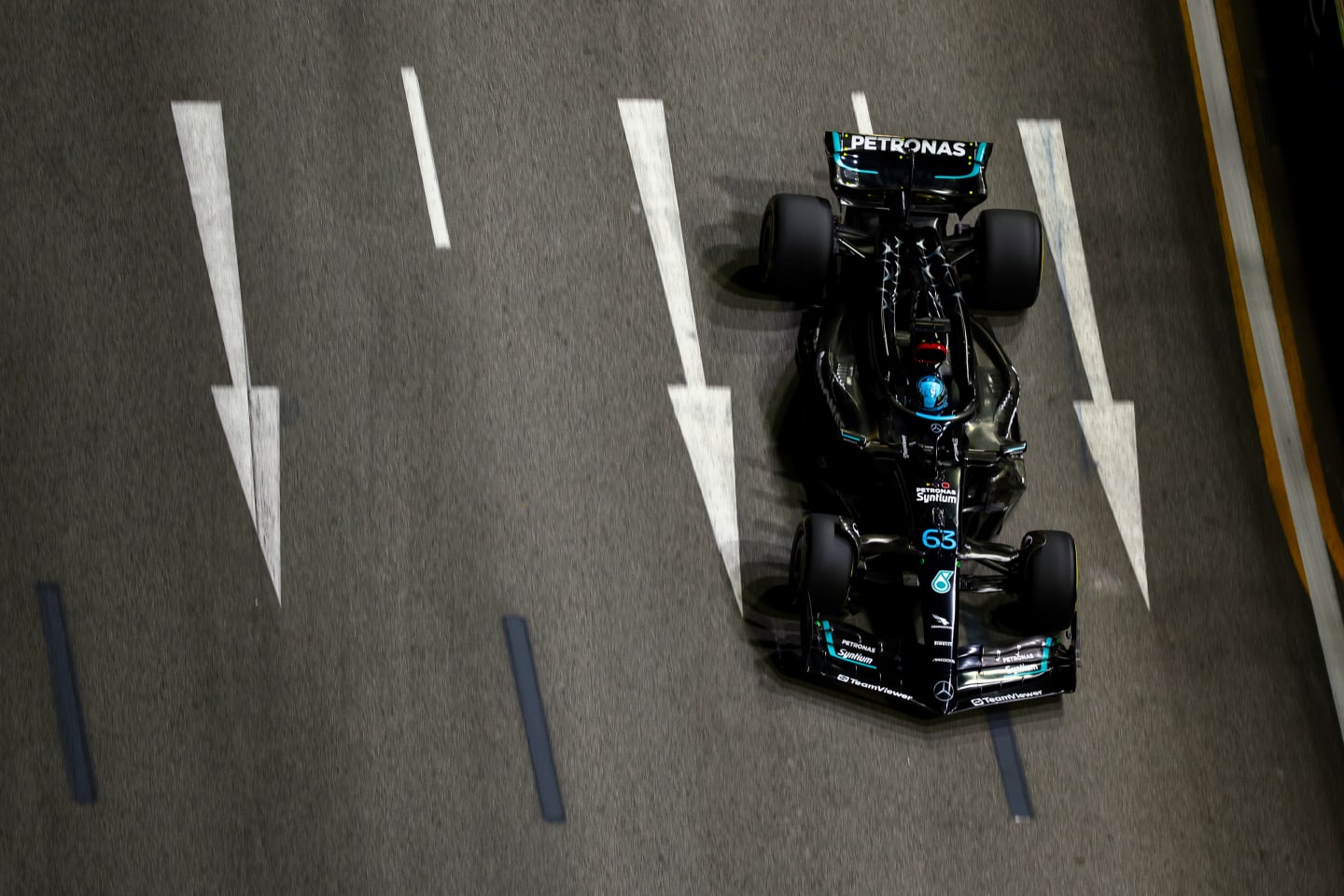 SINGAPORE, SINGAPORE - SEPTEMBER 15: George Russell of Great Britain driving the (63) Mercedes AMG Petronas F1 Team W14 on track during practice ahead of the F1 Grand Prix of Singapore at Marina Bay Street Circuit on September 15, 2023 in Singapore, Singapore. (Photo by Mark Thompson/Getty Images)