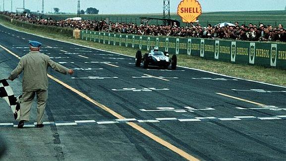 Jack Brabham (AUS) Cooper Climax T53 crosses the line to win the race. French Grand Prix, Reims, France, 3 July 1960. © Sutton Images
