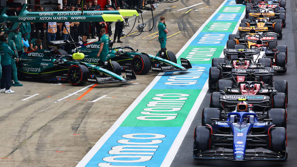 [Imagen: teams-pit-lane-silverstone-qualifying-2023]