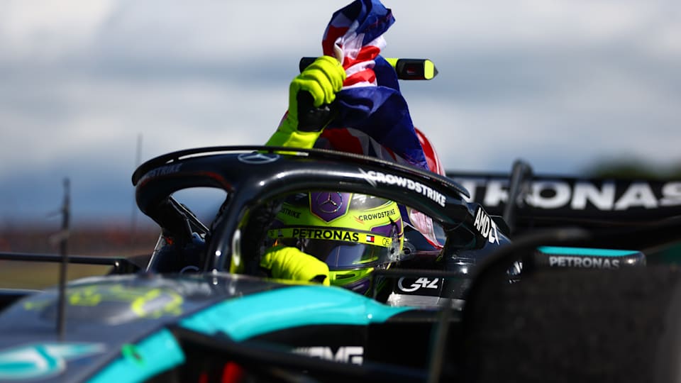 Lewis Hamilton mengakhiri puasa kemenangannya