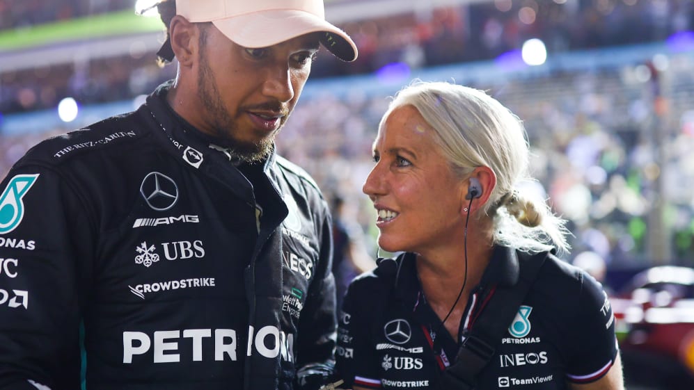 SINGAPUR, SINGAPUR - 1 DE OCTUBRE: Tercer calificador Lewis Hamilton de Gran Bretaña y