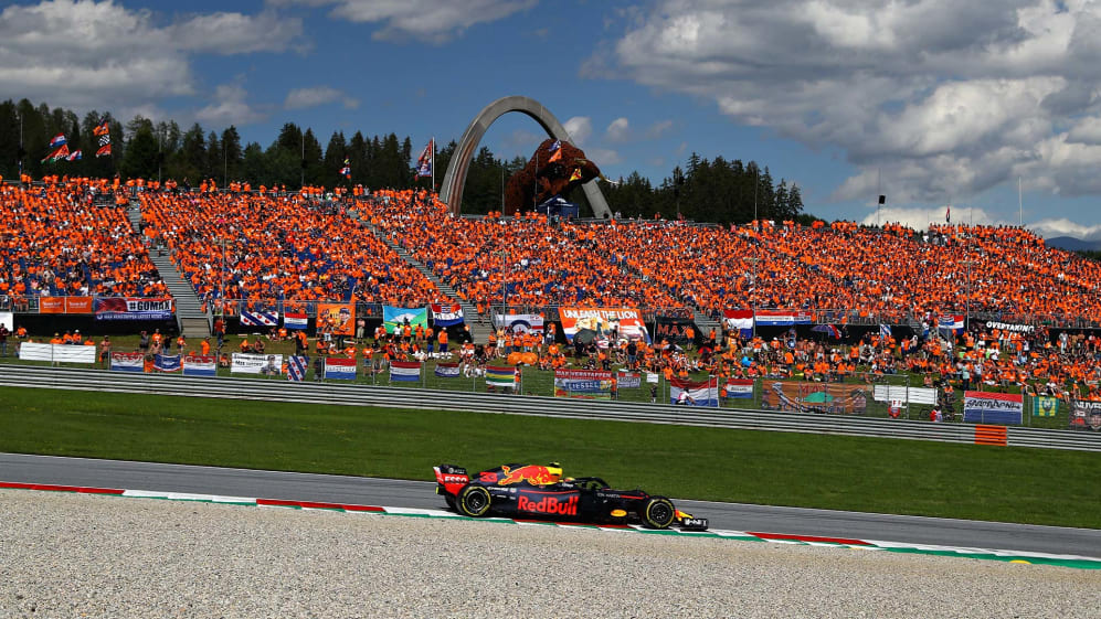 SPIELBERG, AUSTRIA - 1 DE JULIO: Max Verstappen de los Países Bajos conduciendo el (33) Aston Martin Red