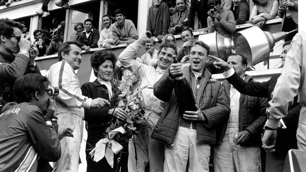 Le Mans, Francia.  10 - 11 de junio de 1967.\rDan Gurney y AJ Foyt (Ford GT40 Mk.IV), celebran el final