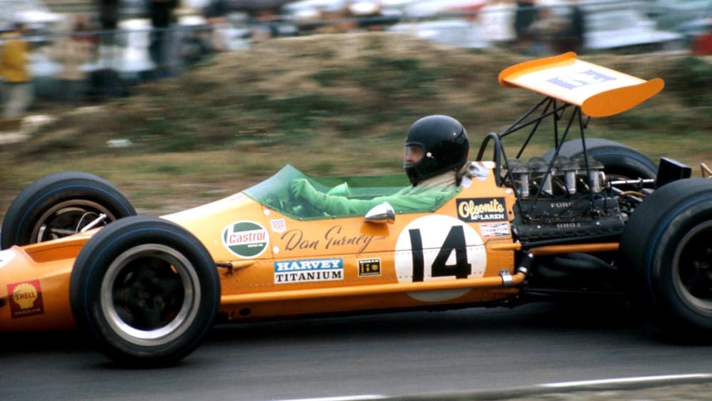 Dan Gurney (EEUU), McLaren Cosworth M7A, iba tercero cuando sufrió un pinchazo en la final