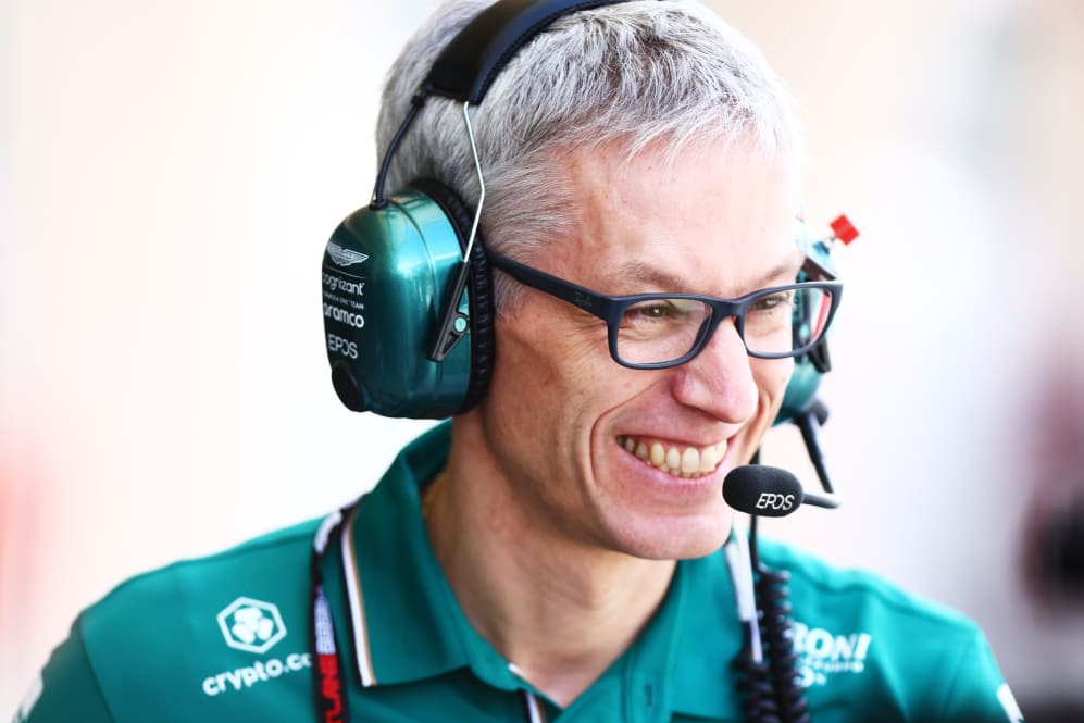 BAHREIN, BAHREIN - 25 DE FEBRERO: Mike Krack, director del equipo Aston Martin F1 Team, mira