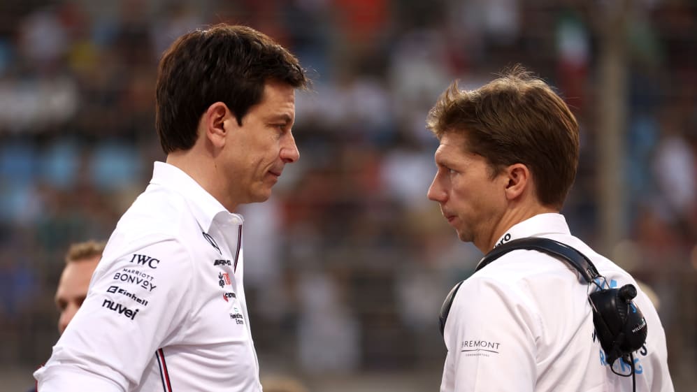 BAHREIN, BAHREIN - 05 DE MARZO: Toto Wolff, Director Ejecutivo de Mercedes GP habla con James Vowles,