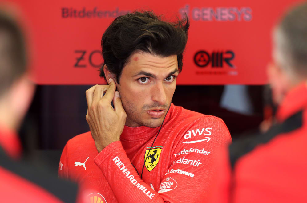 BAHREIN, BAHREIN - 4 DE MARZO: Carlos Sainz de España y Ferrari preparándose para conducir en el garaje