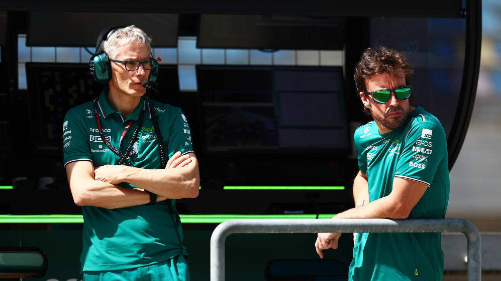 BAHREIN, BAHREIN - 25 DE FEBRERO: Mike Krack, director del equipo Aston Martin F1 Team y Fernando