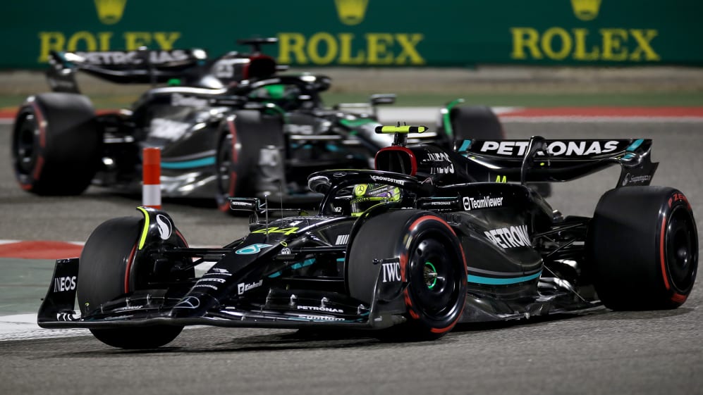 Hamilton y su compañero de equipo George Russell terminaron a casi un minuto de la victoria en Bahrein