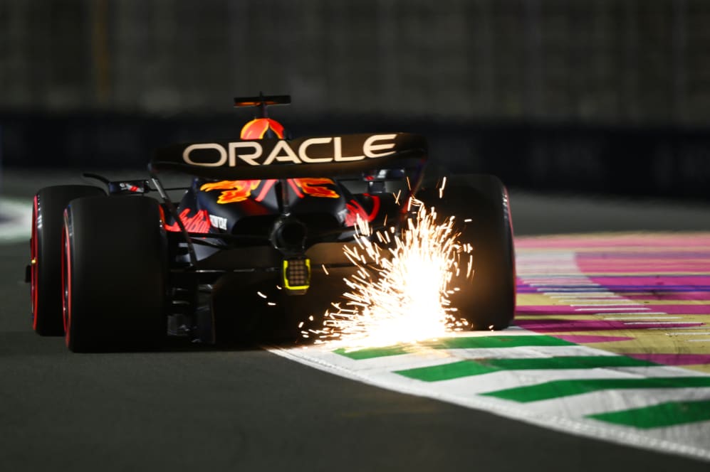 JEDDAH, ARABIA SAUDITA - 17 DE MARZO: Las chispas vuelan detrás de Max Verstappen de los Países Bajos que conduce el