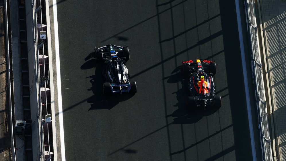 Autos Red Bull y Mercedes F1 en el Gran Premio de Arabia Saudita