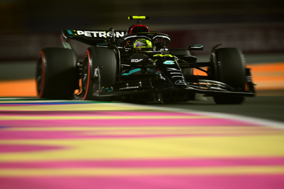 JEDDAH, ARABIA SAUDITA - 18 DE MARZO: Lewis Hamilton de Gran Bretaña conduciendo el (44) Mercedes AMG