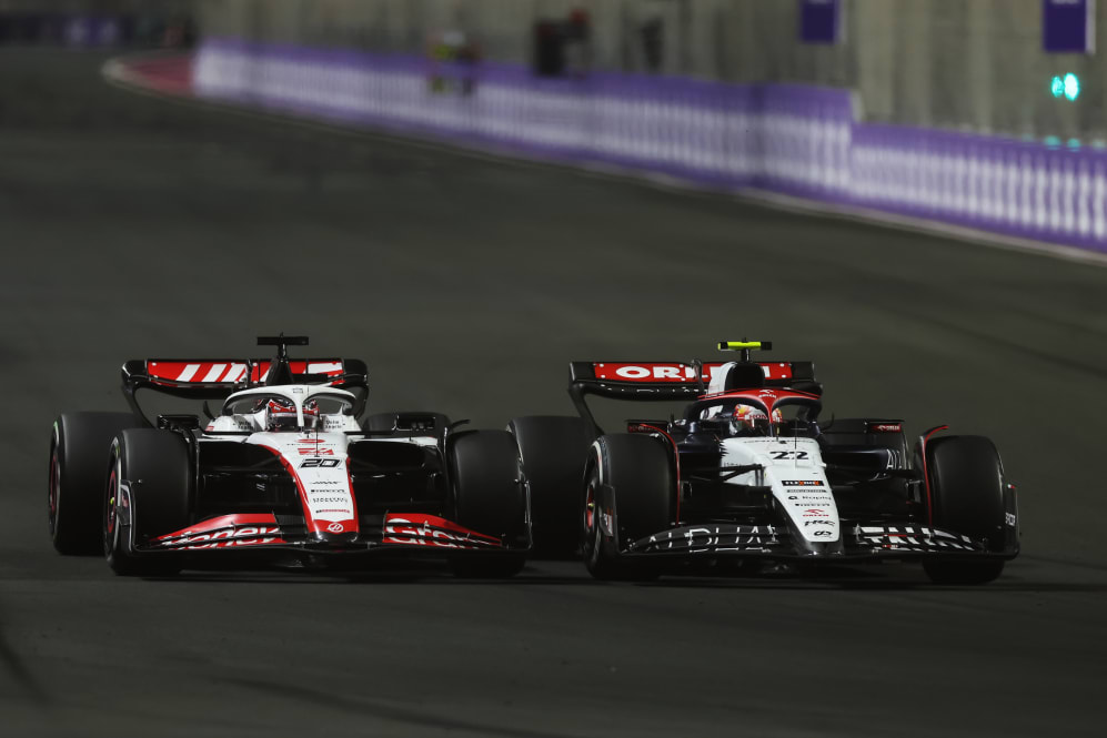 JEDDAH, ARABIA SAUDITA - 19 DE MARZO: Yuki Tsunoda de Japón conduciendo la (22) Scuderia AlphaTauri AT04