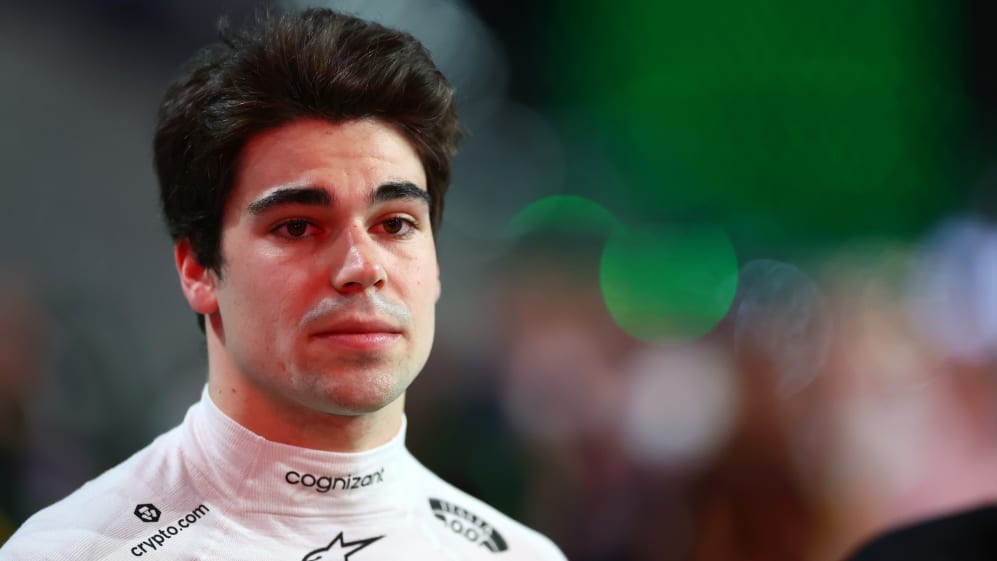 JEDDAH, ARABIA SAUDITA - 19 DE MARZO: Lance Stroll de Canadá y Aston Martin F1 Team miran antes de