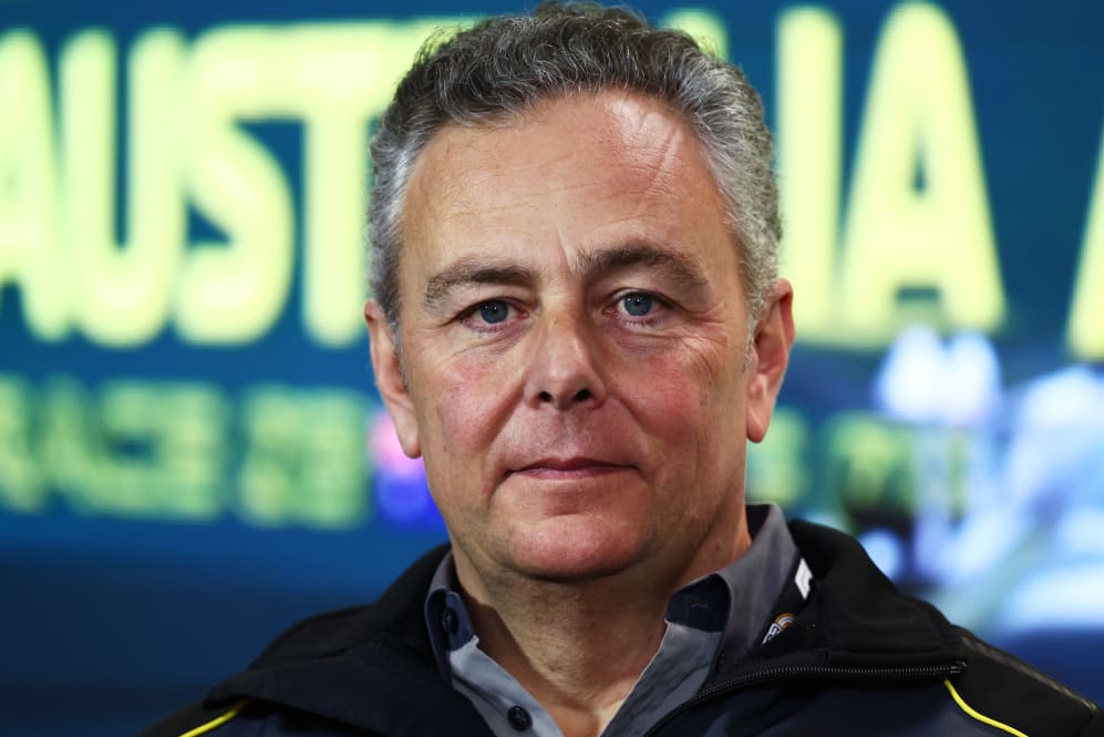 MELBOURNE, AUSTRALIA - 31 DE MARZO: El director de Pirelli F1, Mario Isola, mira a los directores de equipo