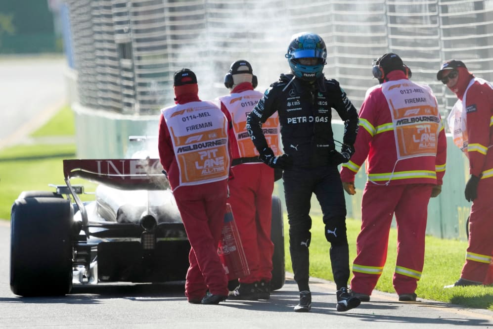 Ο Βρετανός οδηγός της Mercedes, Τζορτζ Ράσελ, επιστρέφει στα pits αφού το αυτοκίνητό του έπιασε φωτιά κατά τη διάρκεια του