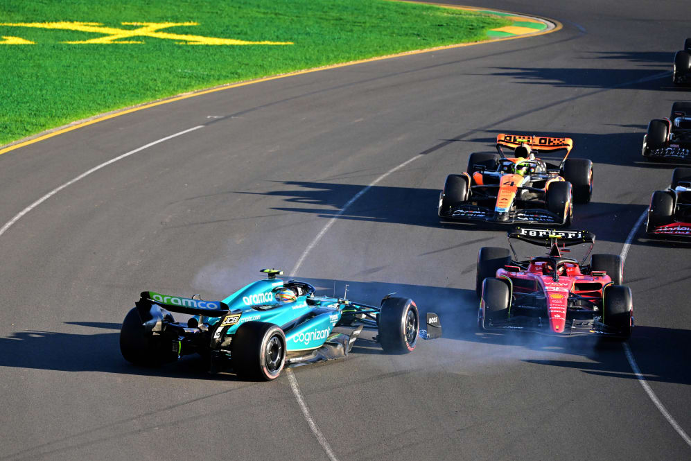 MELBOURNE, AUSTRALIA - 2 DE ABRIL: Fernando Alonso de España que conduce el (14) Aston Martin AMR23