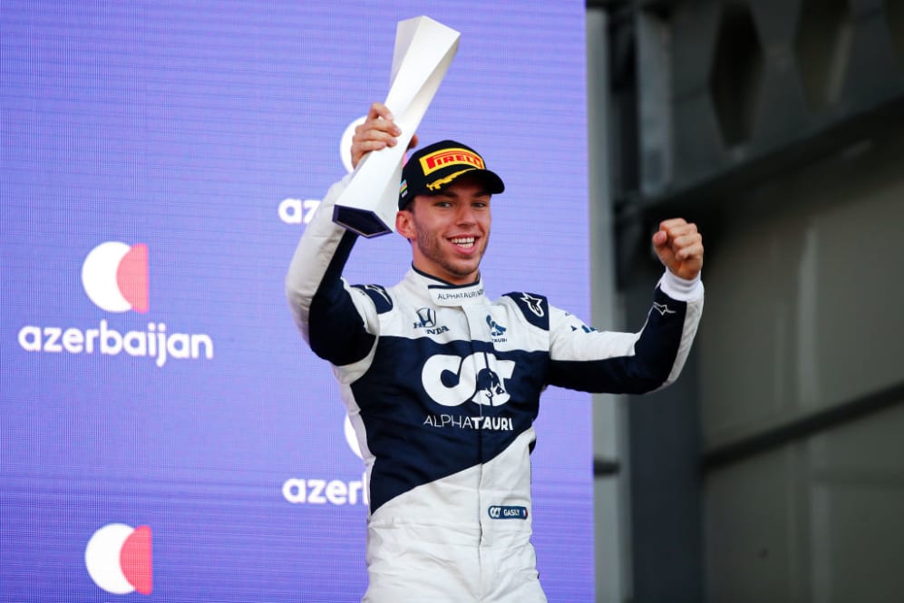 BAKU, AZERBAIYÁN - 6 DE JUNIO: El tercer clasificado Pierre Gasly de Francia y Scuderia AlphaTauri celebra