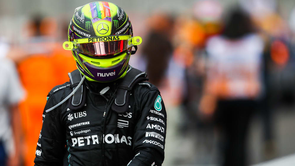 Lewis Hamilton en boxes en Bakú