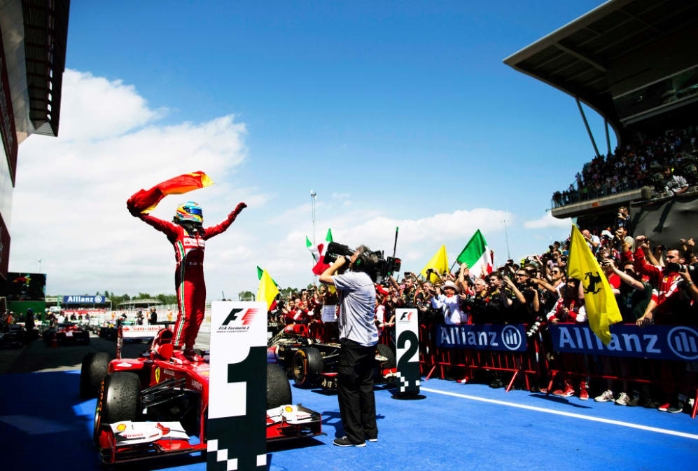 El piloto de carreras de Fórmula 1 de la Scuderia Ferrari española Fernando Alonso de pie en su F138