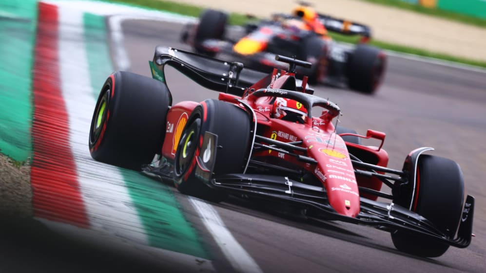 IMOLA, ITALIA - 23 DE ABRIL: Charles Leclerc de Mónaco conduciendo (16) el Ferrari F1-75 lleva a Max