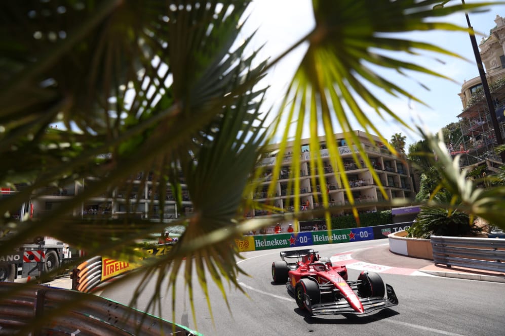 MONTE-CARLO, MÓNACO - 28 DE MAYO: Charles Leclerc de Mónaco conduciendo el (16) Ferrari F1-75 en la pista