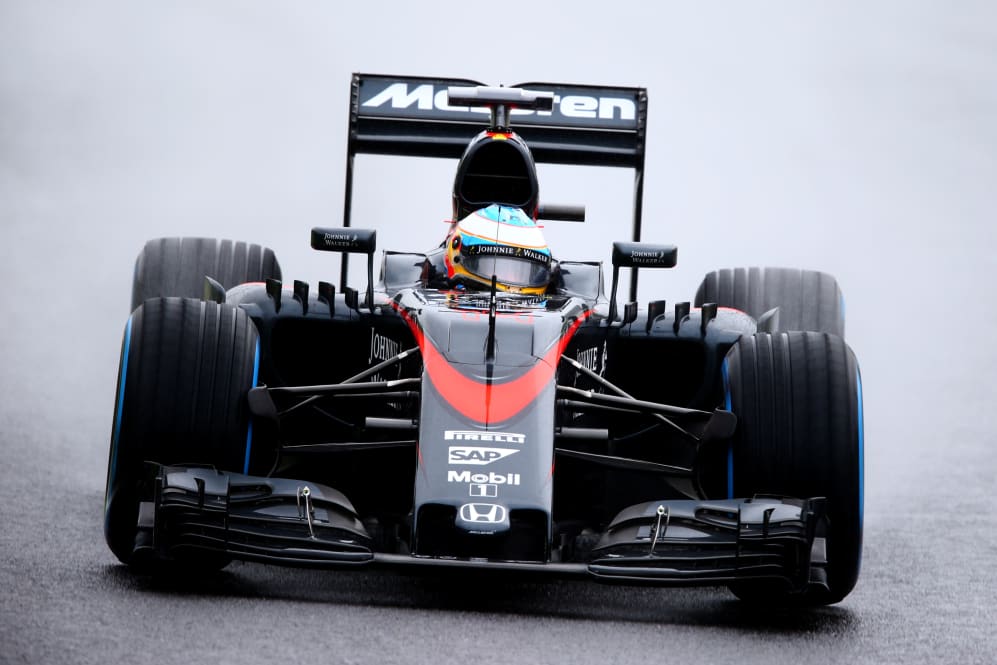 SUZUKA, JAPAN - SEPTEMBER 25: Pembalap Spanyol Fernando Alonso dan McLaren Honda berkendara selama latihan.