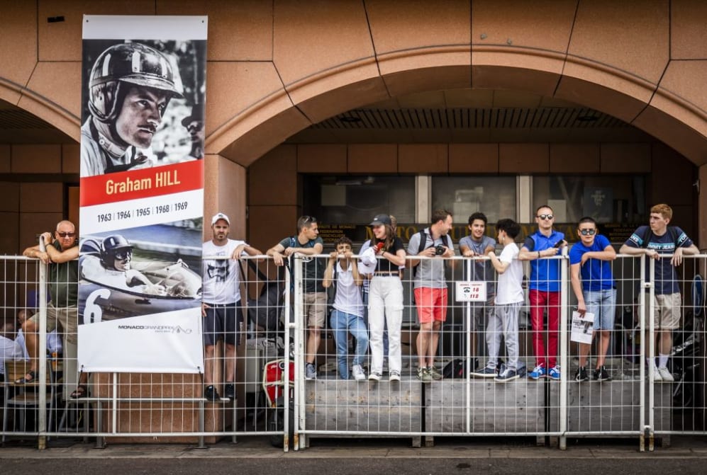 MONTE-CARLO - Les fans tentent d'apercevoir les pilotes dans le paddock le jeudi précédant