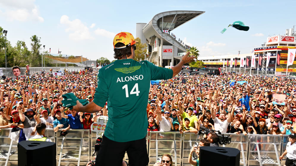 alonso-barcelona-practice-fans-2023-3.png