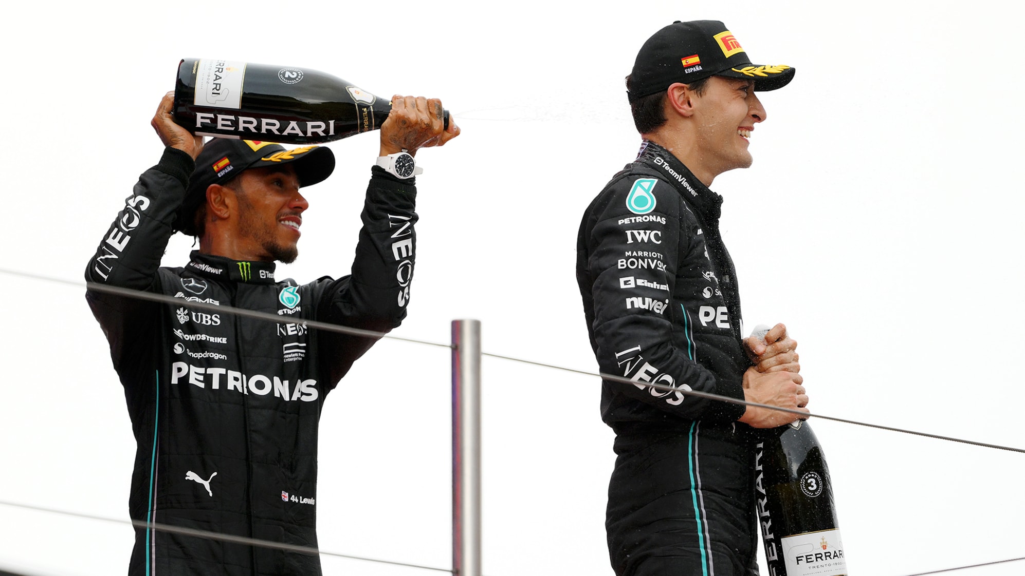 A esq. Lewis Hamilton e George Russel comemorando o pódio. Foto: Site F1.